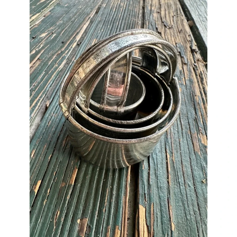 Vintage Nested Metal Biscuit Cookie Cutters Set of 4 Silver‎ Round with Handles
